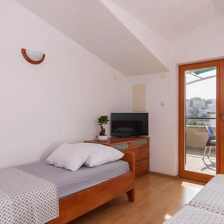 A 3 W Shared Pool And Balcony Near The Apartament Seget Vranjica